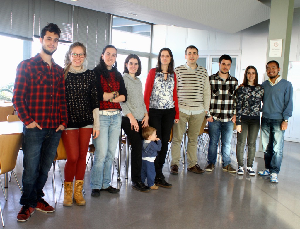 González Lab. D'esquerra a dreta: Quirze Rovira, Vivien Horváth,  Jaione Arrizabalaga, Maite G. Barrón (i en Marc), Josefa González, Lain Guio, Ion Frias, Miriam Merenciano i Hung Le a l'Institut de Biologia Evolutiva